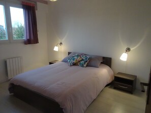4 chambres, fer et planche à repasser, lit parapluie, Wi-Fi gratuit