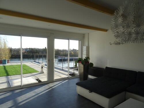 Grand Gîte climatisé et équipé, avec terrasse, en bords de Seine proche de Paris