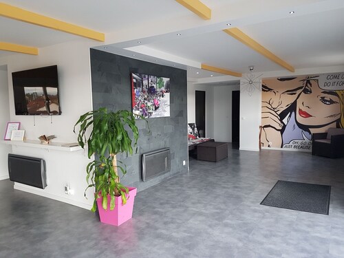 Large gîte on the banks of the Seine