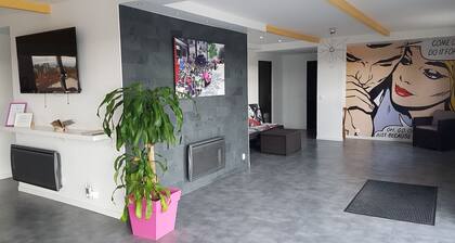 Grand Gßte climatisé et équipé, avec terrasse, en bords de Seine proche de Paris