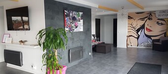 Large gîte on the banks of the Seine