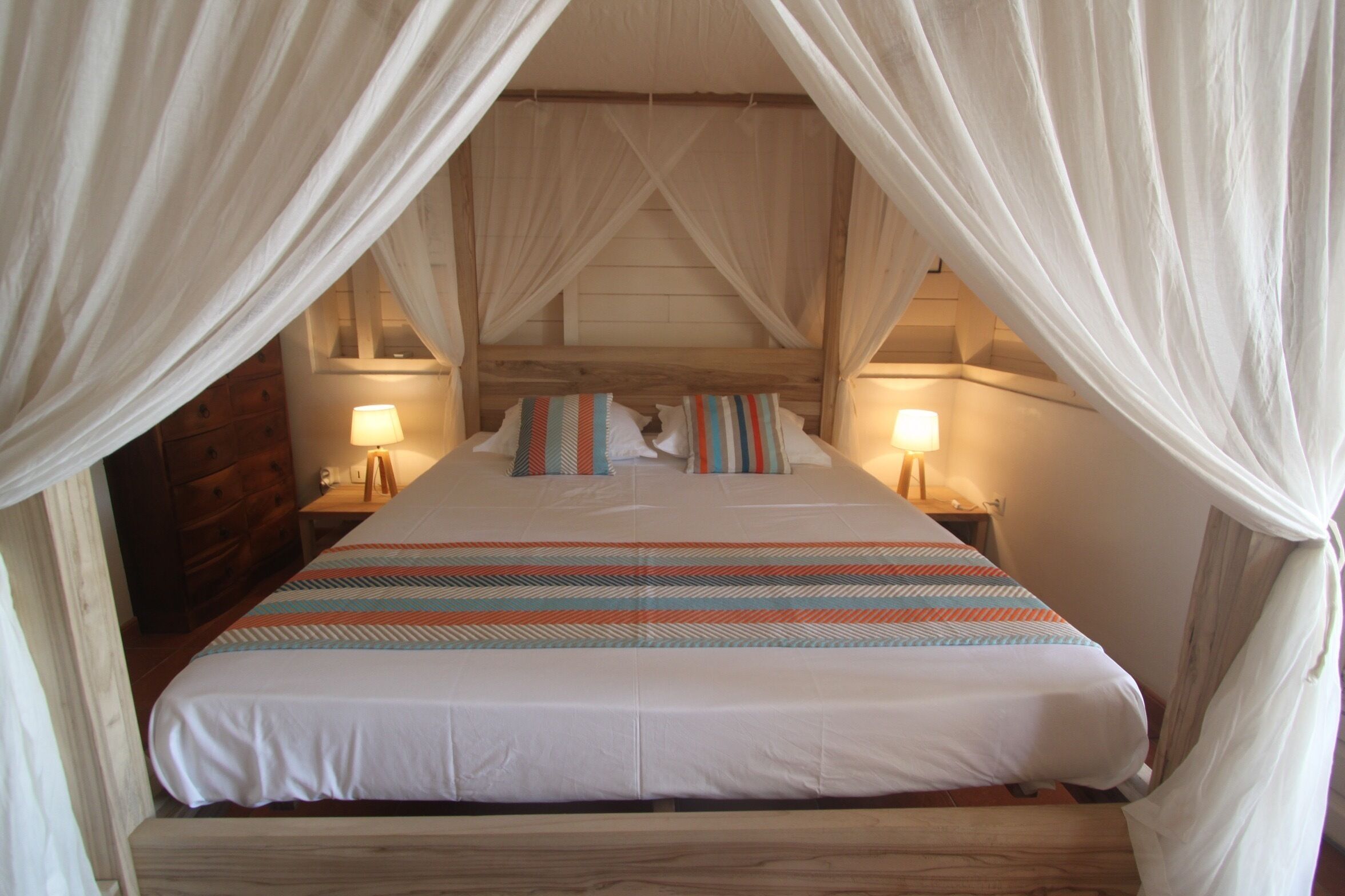 3 slaapkamers, een bureau, een strijkplank/strijkijzer, reisbedje