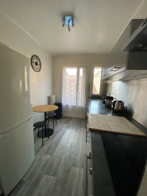 Een koelkast, een microgolfoven, een oven, een kookplaat