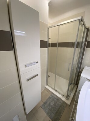 Shower, hair dryer, towels - Beautiful air-conditioned apartment downtown Aix - 2 double bedrooms, sleeps 6 (Aix-En-Provence)