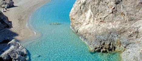 Una spiaggia nelle vicinanze, lettini da mare