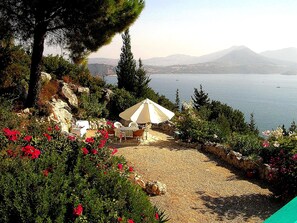 Outdoor dining - Apartment with stunning sea views in Villa del Arte, Lefkas, up to 4 people (Lefkas, Lygia)