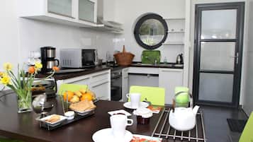 Een koelkast, een microgolfoven, een oven, een kookplaat