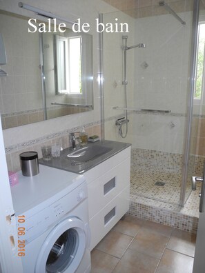 Shower, hair dryer, towels - Comfortable garden level in villa (Carnoux-En-Provence)