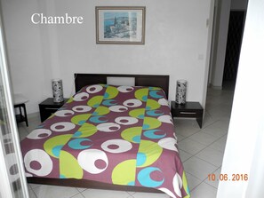 2 bedrooms, iron/ironing board, free WiFi, bed sheets - Comfortable garden level in villa (Carnoux-En-Provence)