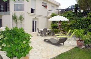 Outdoor dining - Comfortable garden level in villa (Carnoux-En-Provence)