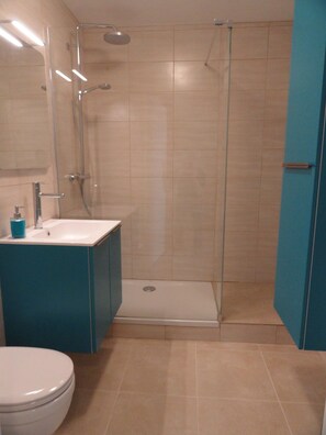 Dusche, Haartrockner, Handtücher