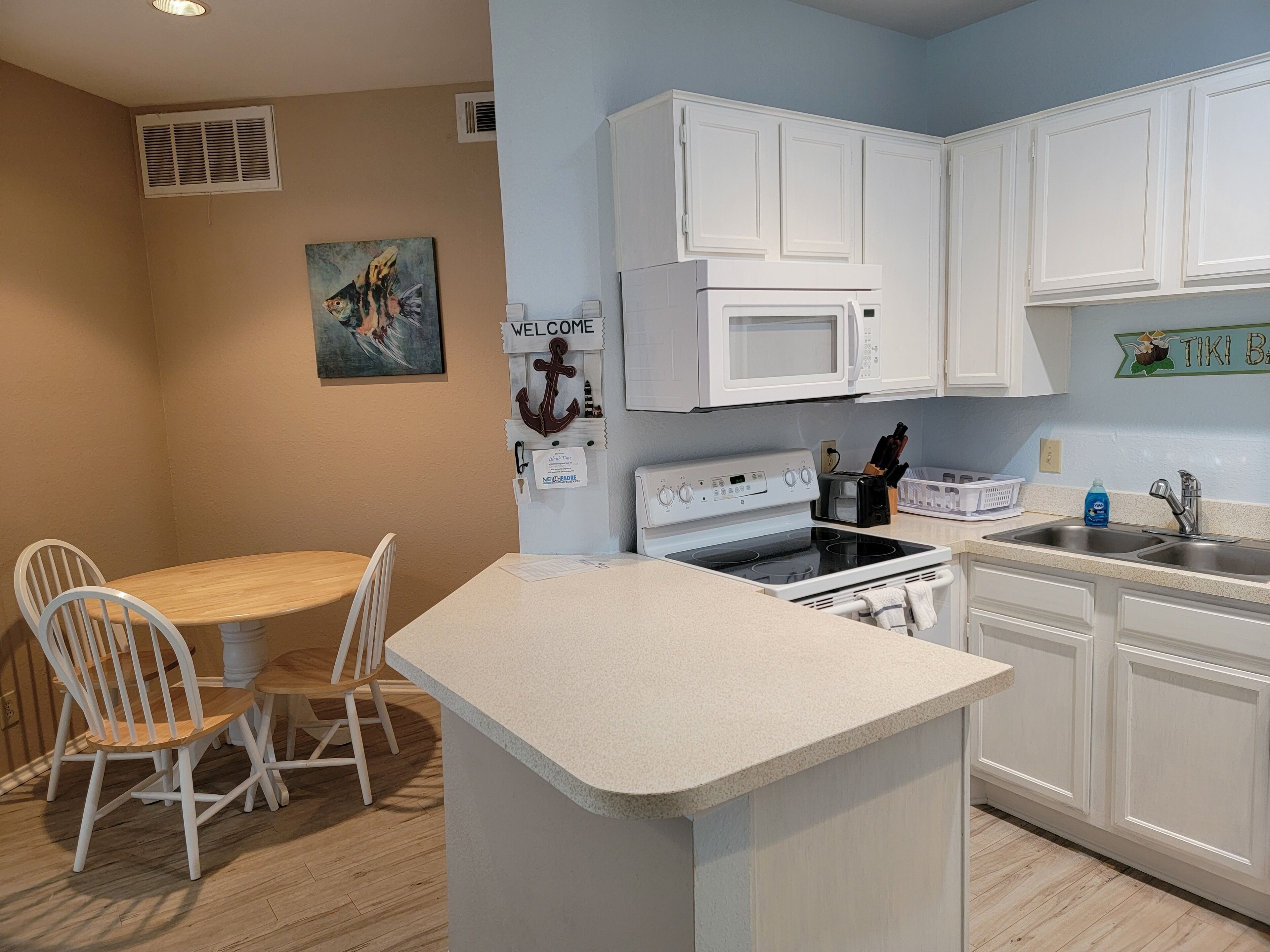 "Island Time" is One Block From Beach, Access to Pool, Hot Tub, Gym, Dry Sauna