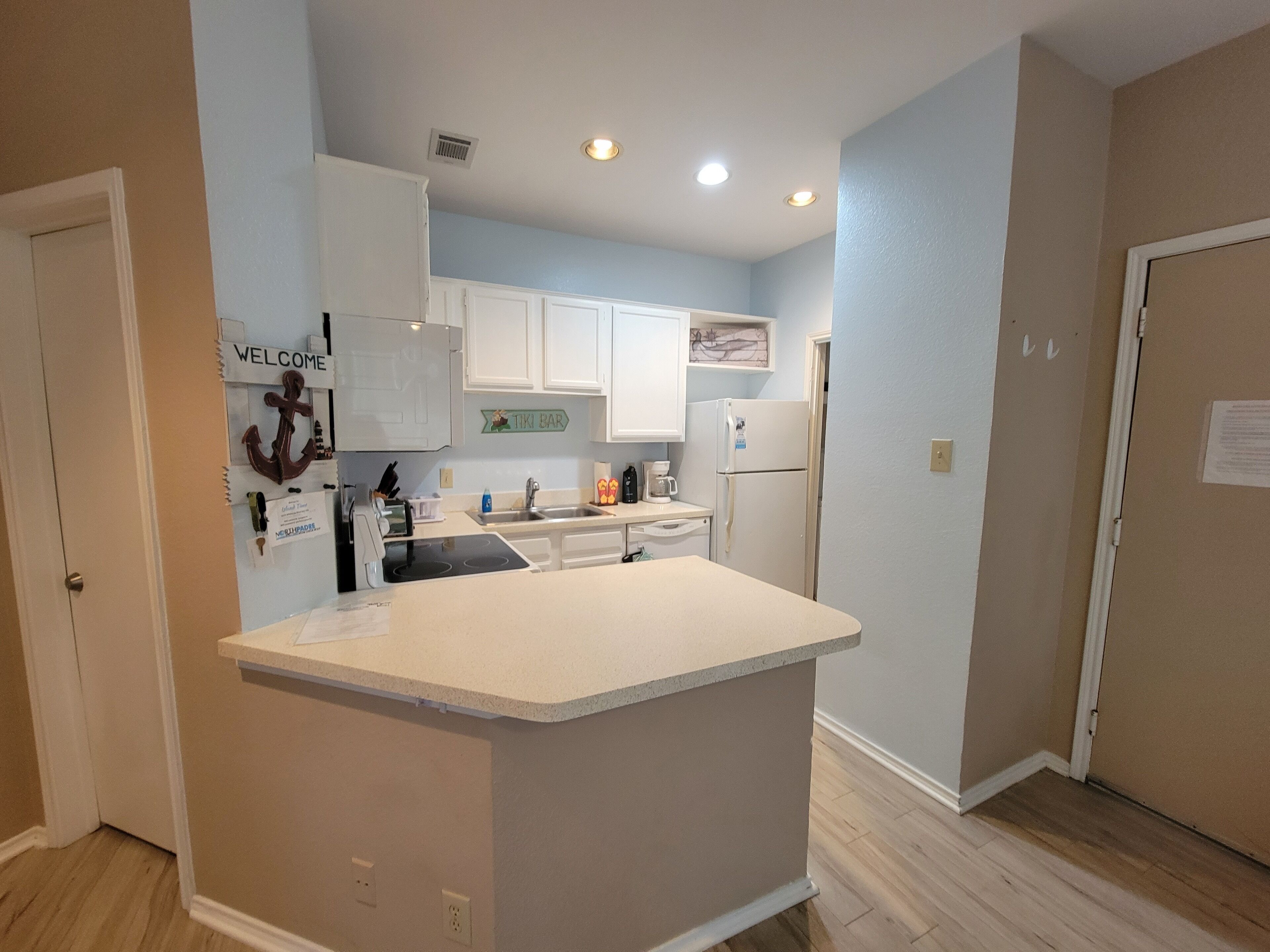 "Island Time" is One Block From Beach, Access to Pool, Hot Tub, Gym, Dry Sauna