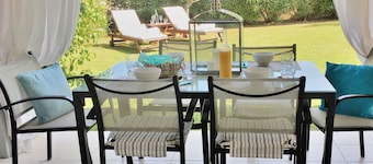 To discover Villa Cannes 8 people. Close to beaches & center. Wireless. 2 swimming pools