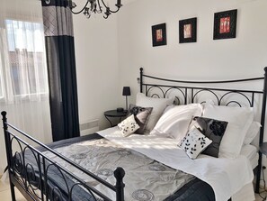 4 bedrooms, iron/ironing board, WiFi, bed sheets