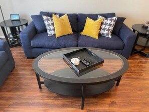 Smart-TV, DVD-spiller, bøker og stereoanlegg