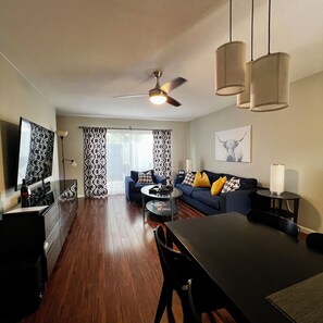 Smart-TV, DVD-spiller, bøker og stereoanlegg