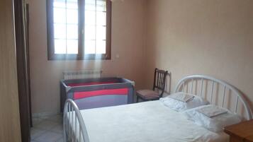 2 chambres, fer et planche à repasser, Wi-Fi, draps fournis