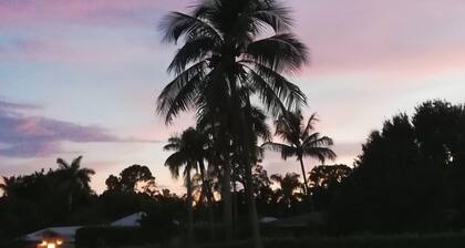 2 Bedroom condo in lovely quiet Naples location close to beach and shops