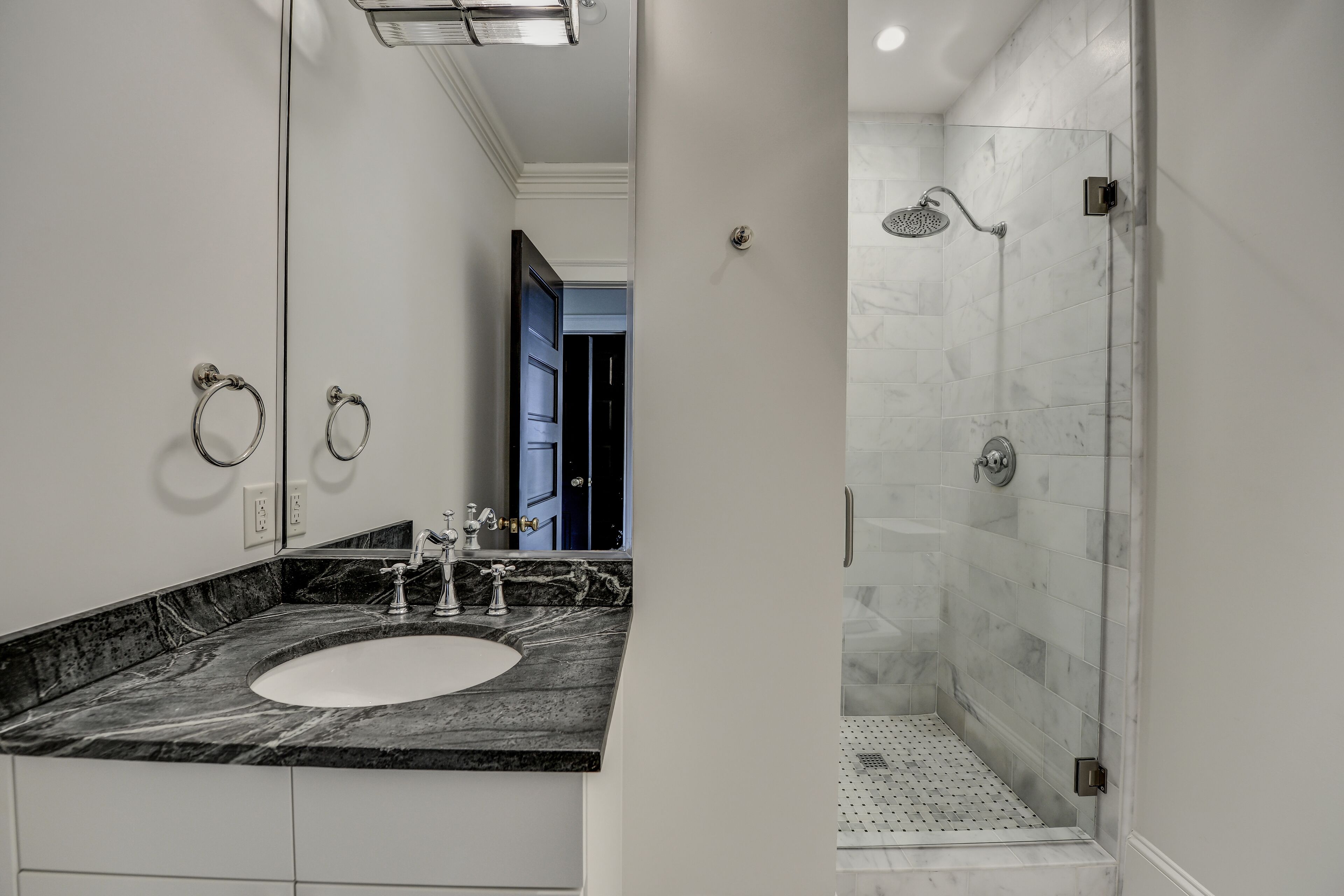 Unit 2 - Fully Furnished Beautiful 1 Bedroom Suite