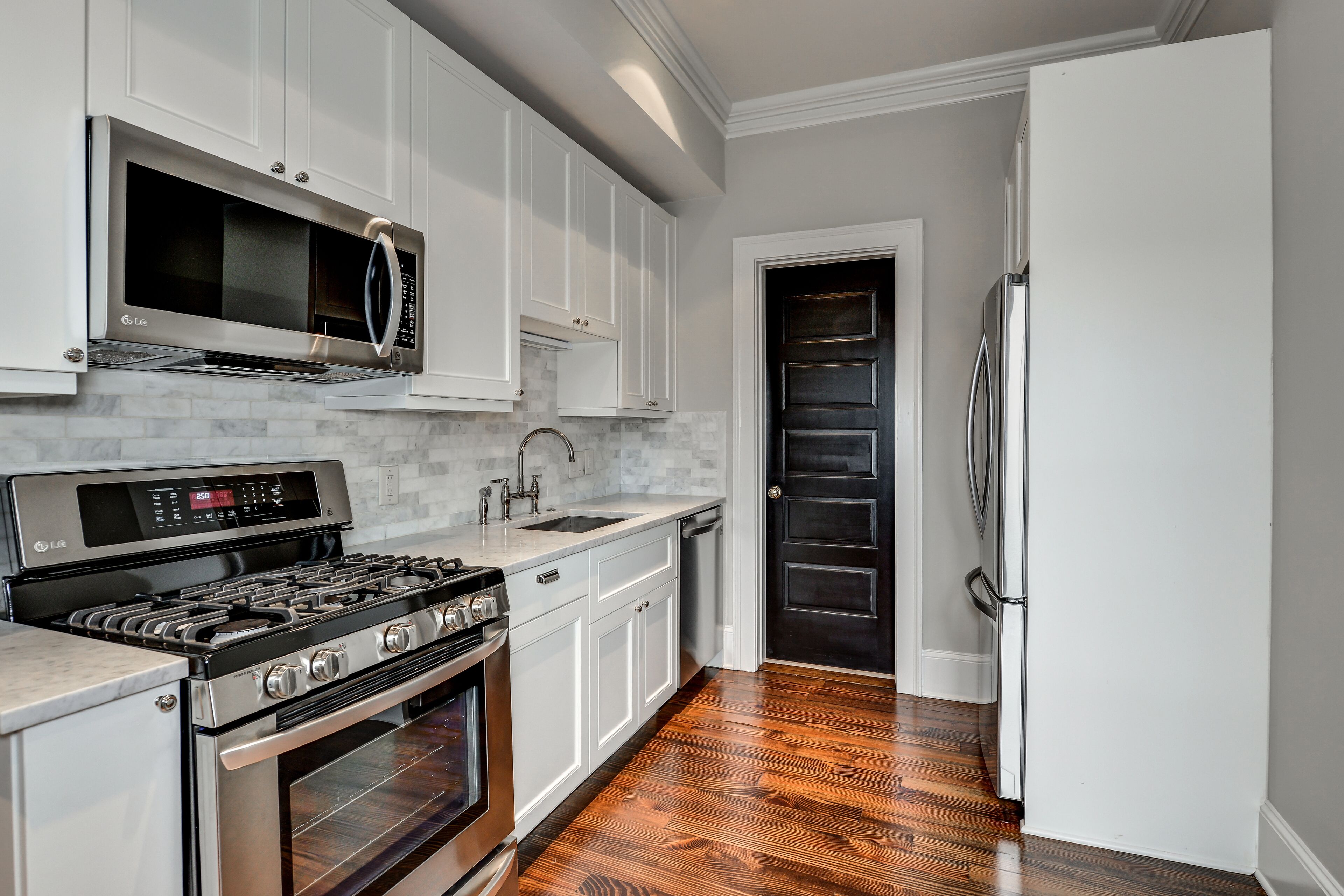 Unit 2 - Fully Furnished Beautiful 1 Bedroom Suite