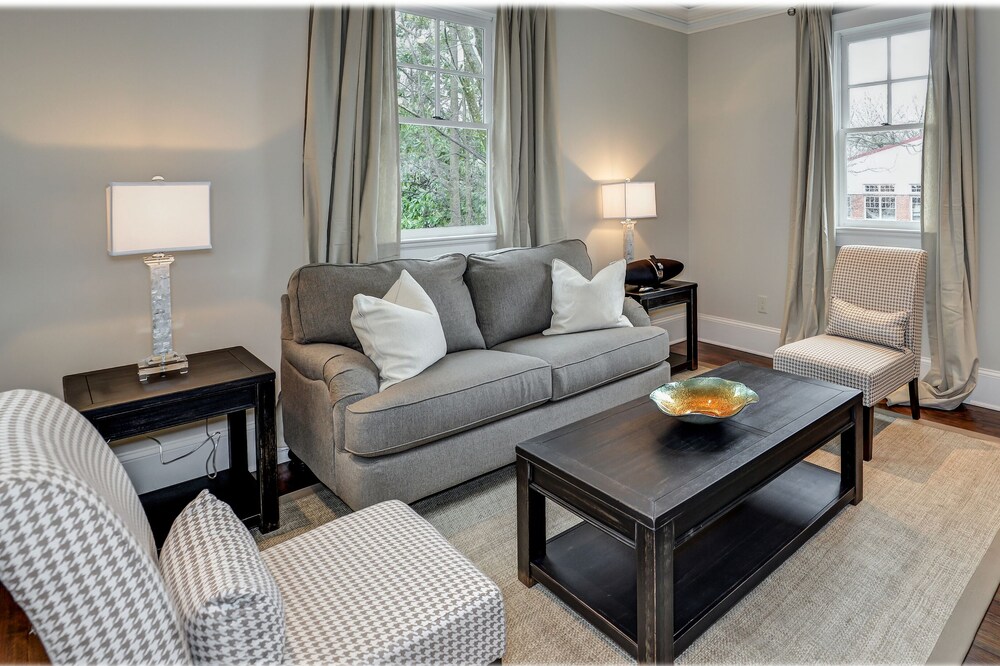 Unit 2 - Fully Furnished Beautiful 1 Bedroom Suite