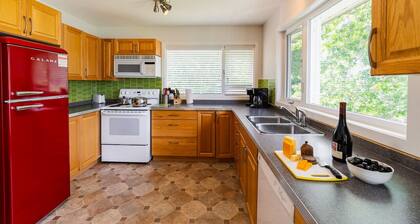 Kaslo, Upper Floor Paradise! 2 Beds, Hot Tub, Beach