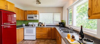 Kaslo, Upper Floor Paradise! 2 Beds, Hot Tub, Beach