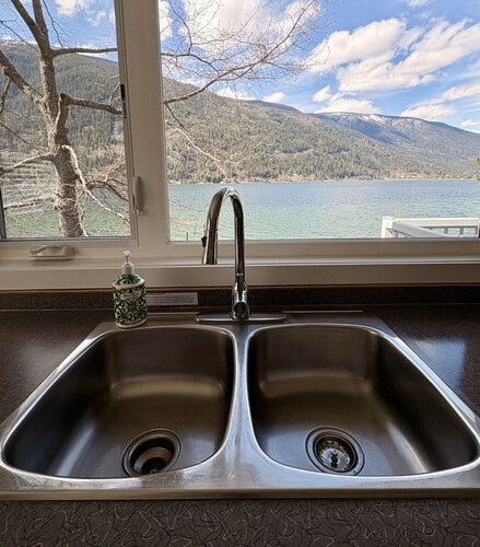 Kaslo, Upper Floor Paradise! 2 Beds, Hot Tub, Beach