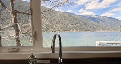 Kaslo, Upper Floor Paradise! 2 Beds, Hot Tub, Beach
