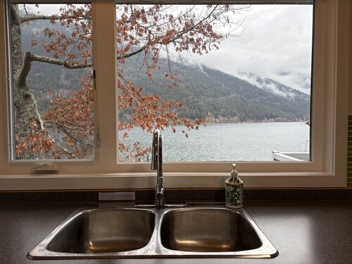 Kaslo, Upper Floor Paradise! 2 Beds, Hot Tub, Beach