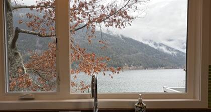 Kaslo, Upper Floor Paradise! 2 Beds, Hot Tub, Beach