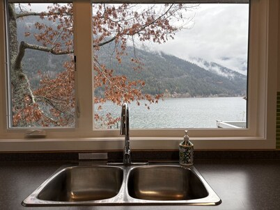 Kaslo, Upper Floor Paradise! 2 Beds, Hot Tub, Beach