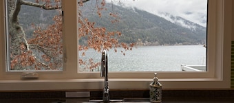 Kaslo, Upper Floor Paradise! 2 Beds, Hot Tub, Beach