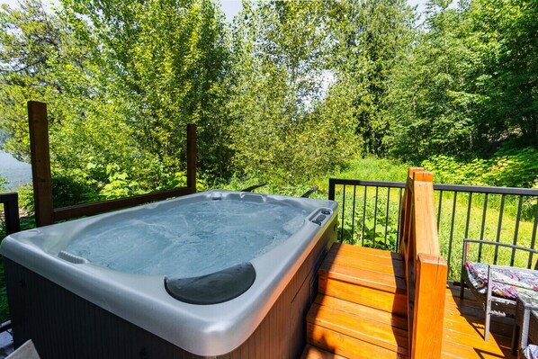 Outdoor spa tub