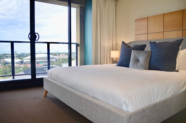 2 habitaciones, muebles diferentes y cortinas blackout