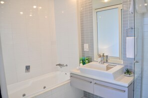 Executive Apartment, 2 Queen Beds, Non Smoking | Bathroom
