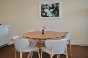Executive appartement, 1 queensize bed, niet-roken, uitzicht op stad | Dineren in de kamer