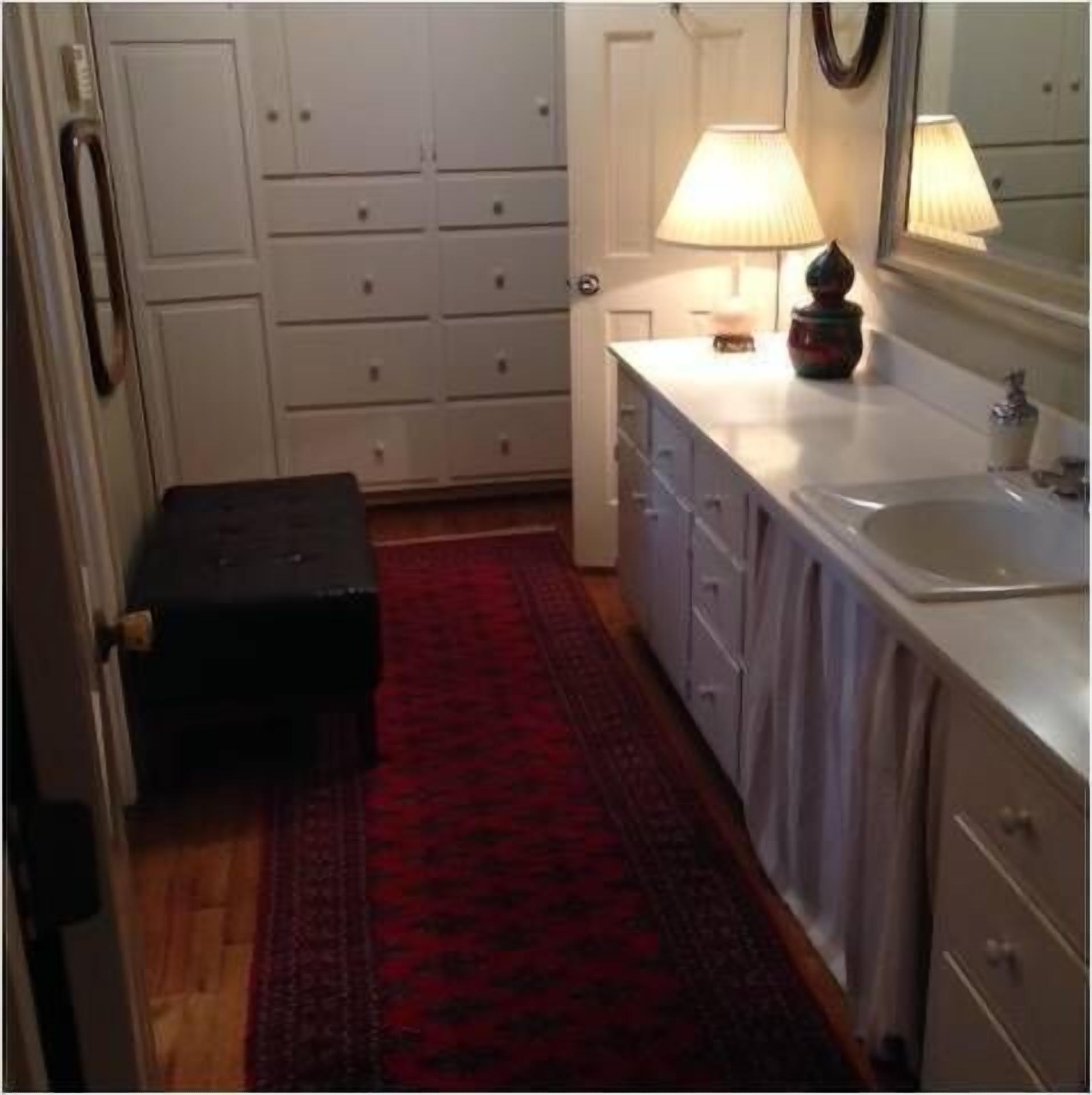 Forget Traffic And Parking.  Gracious Comfort, 7 Block Walk To Campus/downtown