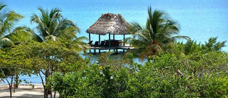 På stranden, solsenger og strandhåndklær