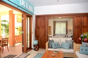 TV - 2BR 311: Sleeps 6,Private Kayaks/Rods,Pool,Hot Tub (Placencia)