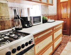 Kjøleskap, mikrobølgeovn, ovn og oppvaskmaskin