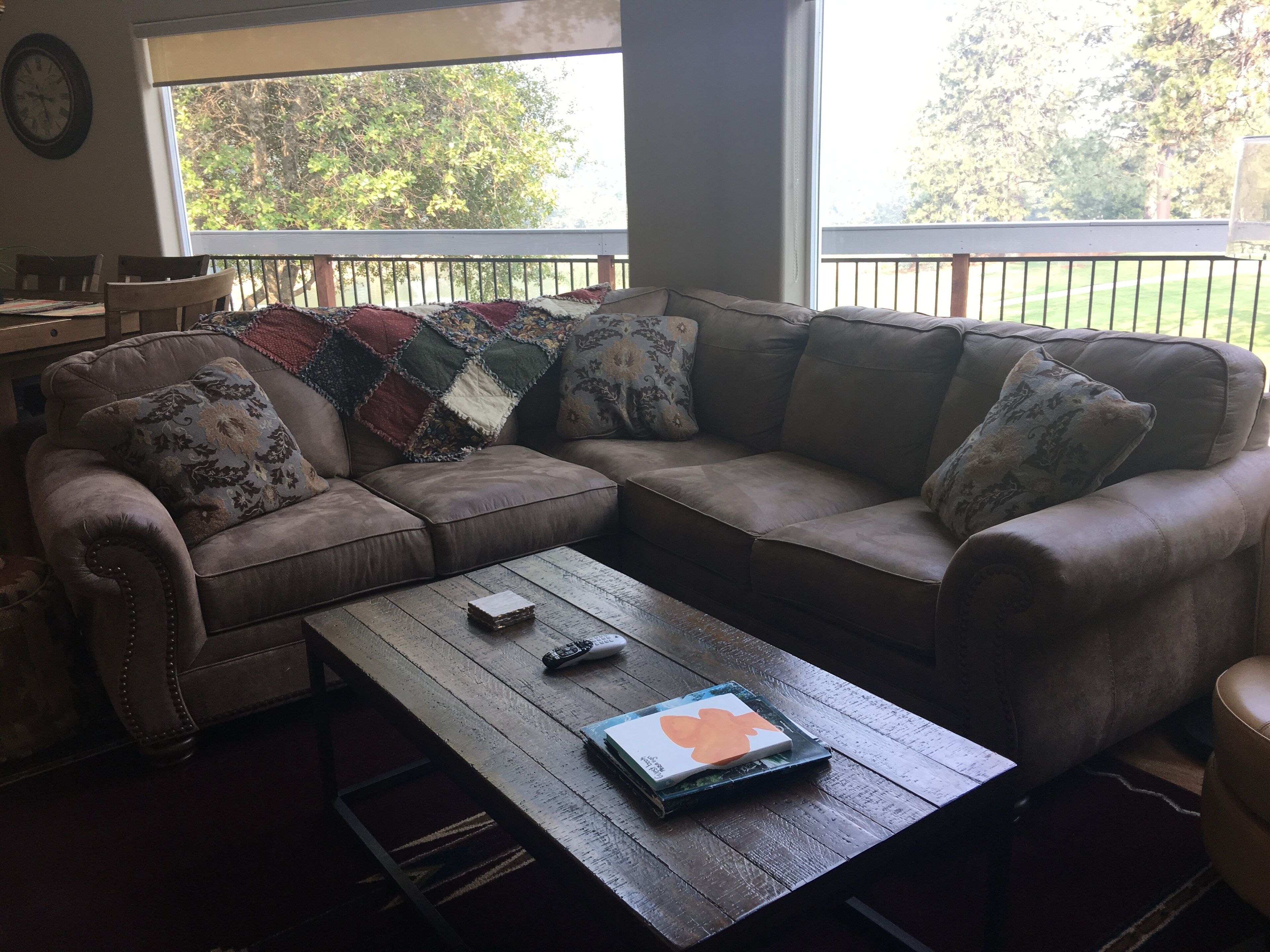 On the Golf Course,  3-Bdrms, 2 Full Baths, 35 miles to Yosemite, Pups ok!