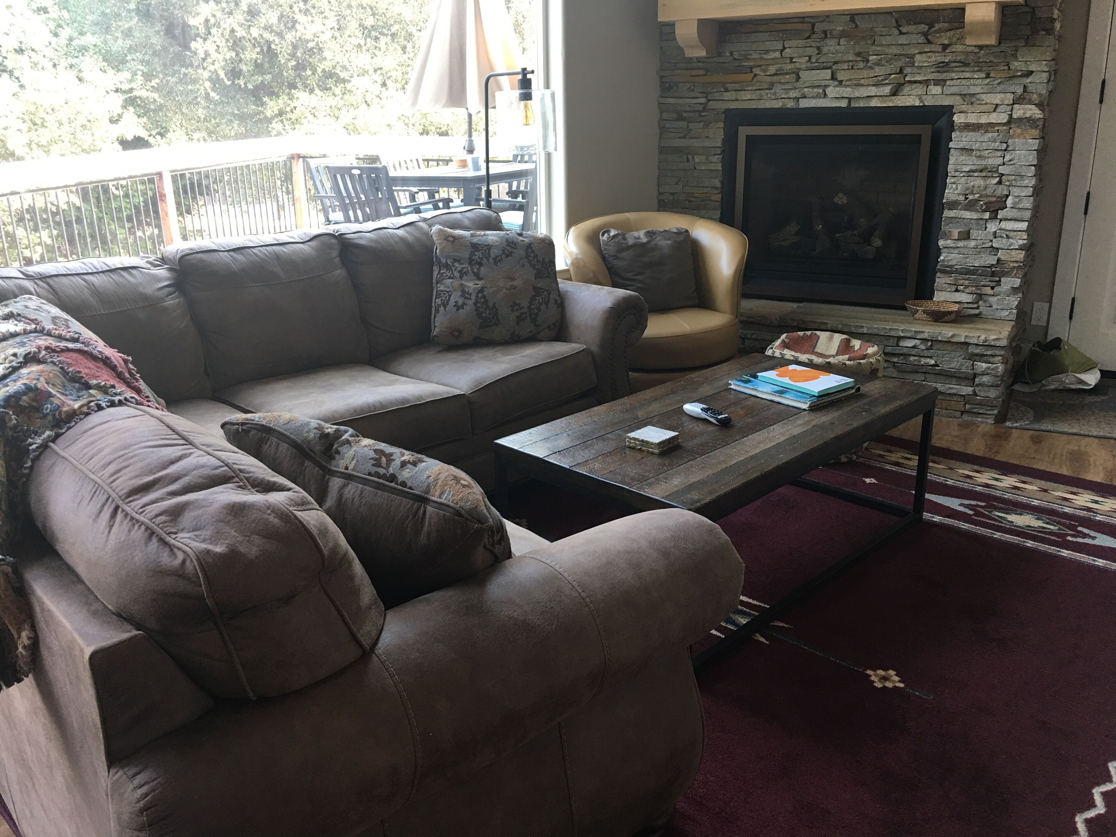 On the Golf Course,  3-Bdrms, 2 Full Baths, 35 miles to Yosemite, Pups ok!