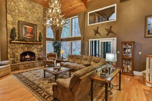 Smart TV, caminetto, lettore DVD, tavolo da ping pong