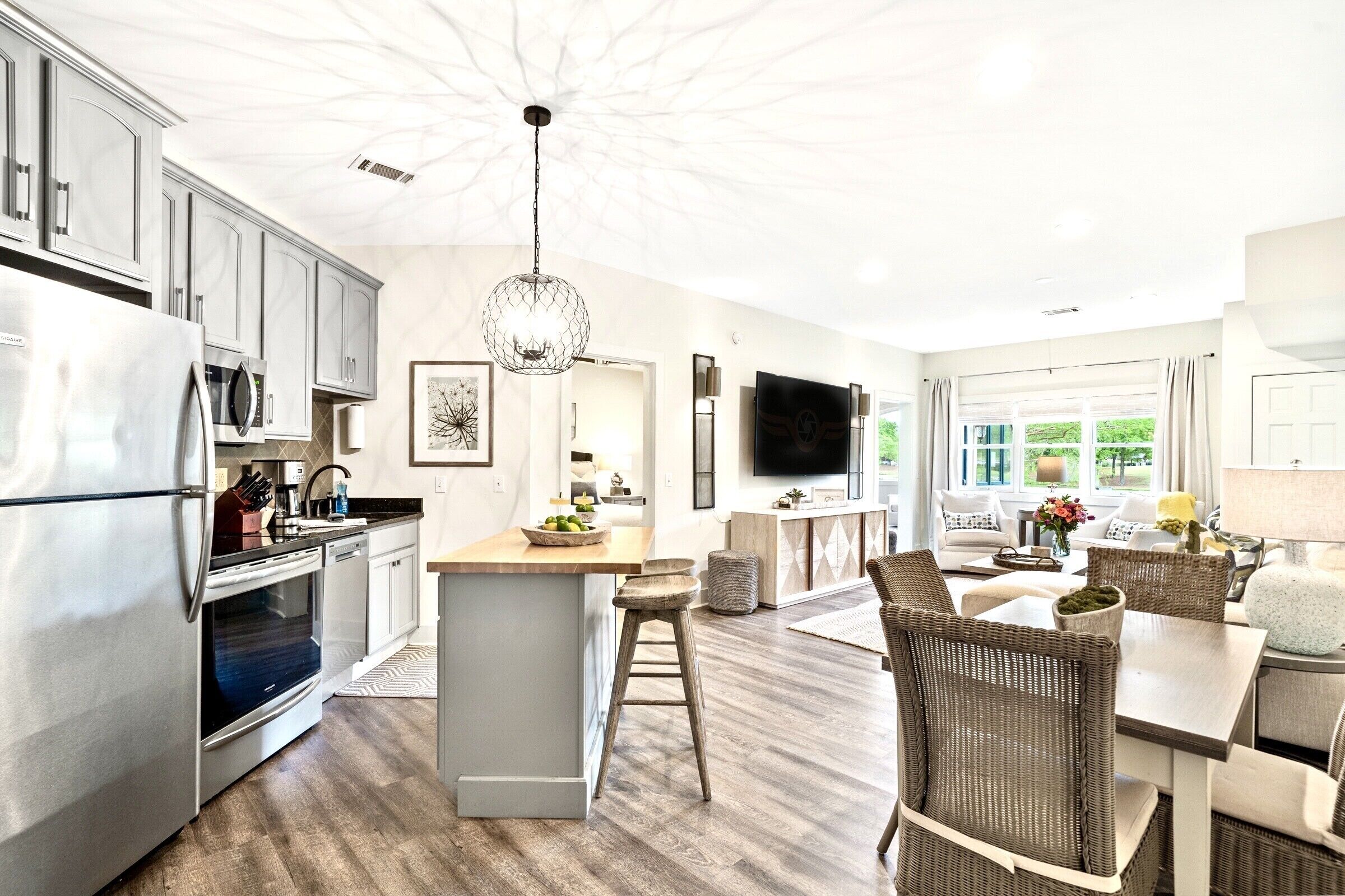 Luxury Waterfront 2 Bedroom/2Bath. Prime Location !