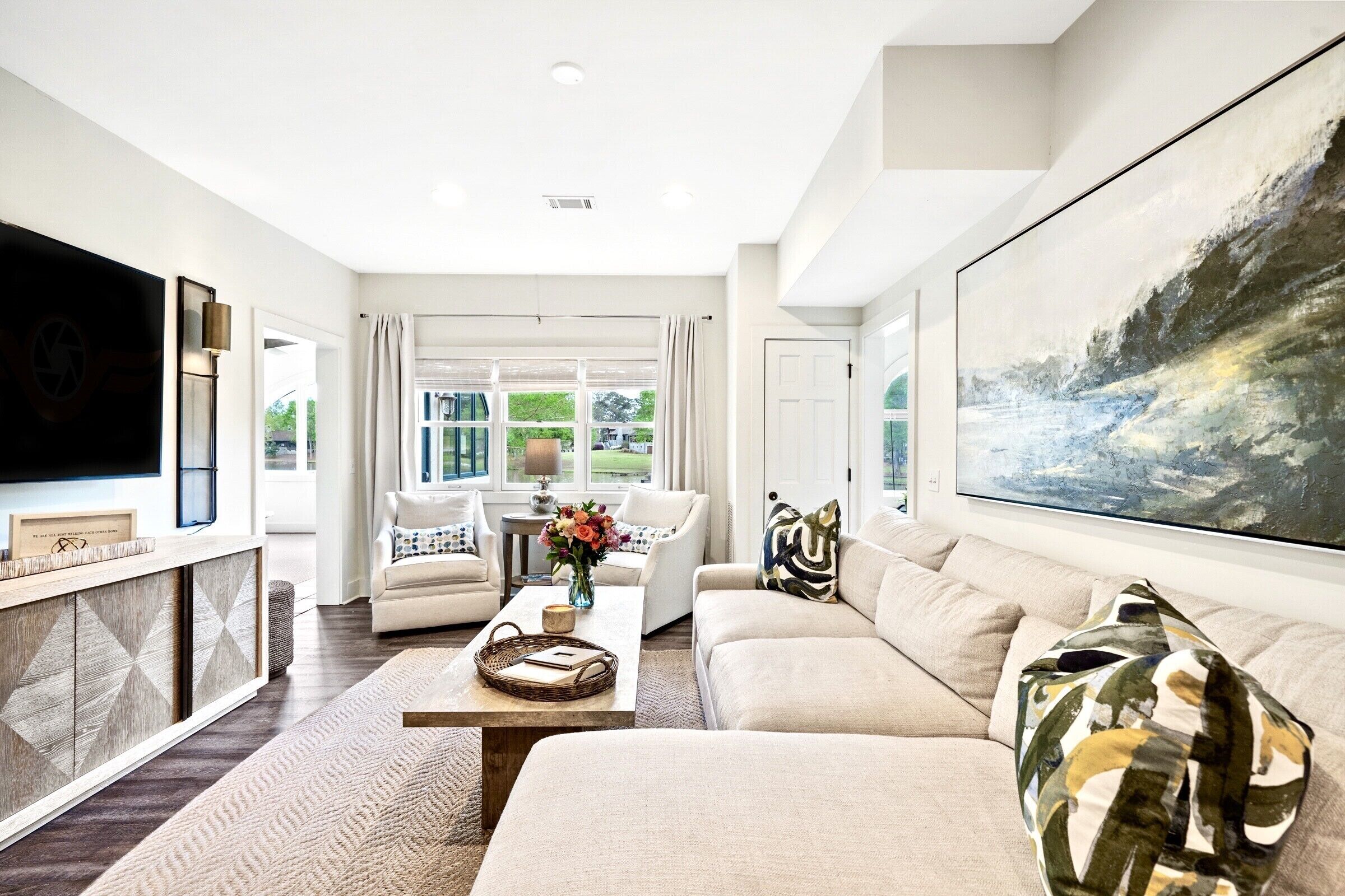 Luxury Waterfront 2 Bedroom/2Bath. Prime Location !