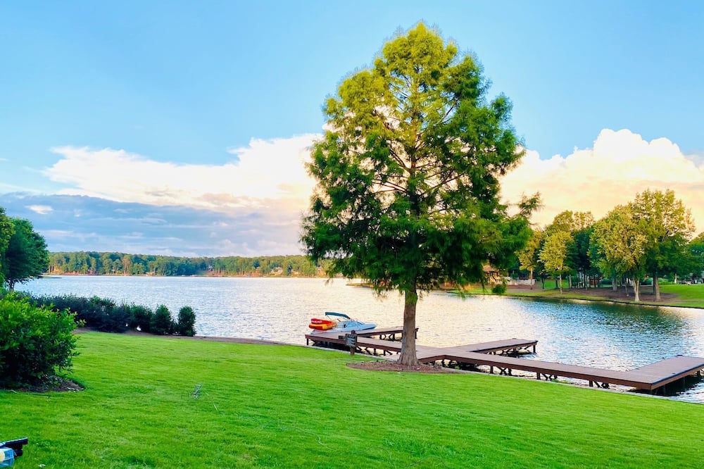 Luxury Waterfront 2 Bedroom/2Bath. Prime Location !