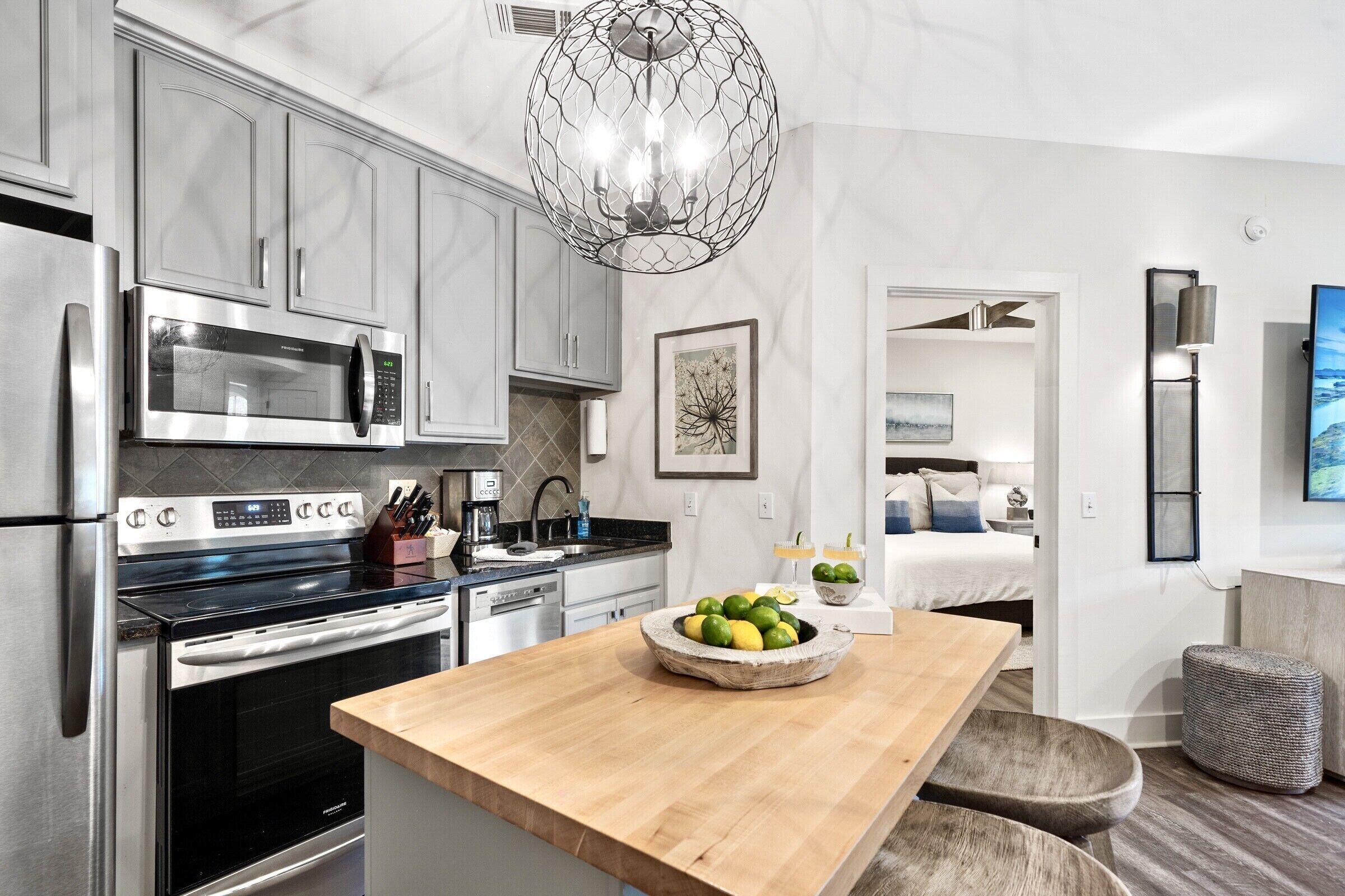 Luxury Waterfront 2 Bedroom/2Bath. Prime Location !