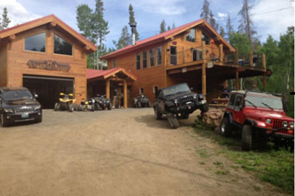 Where Luxury Meets the Outdoors (Albany, Wyoming)